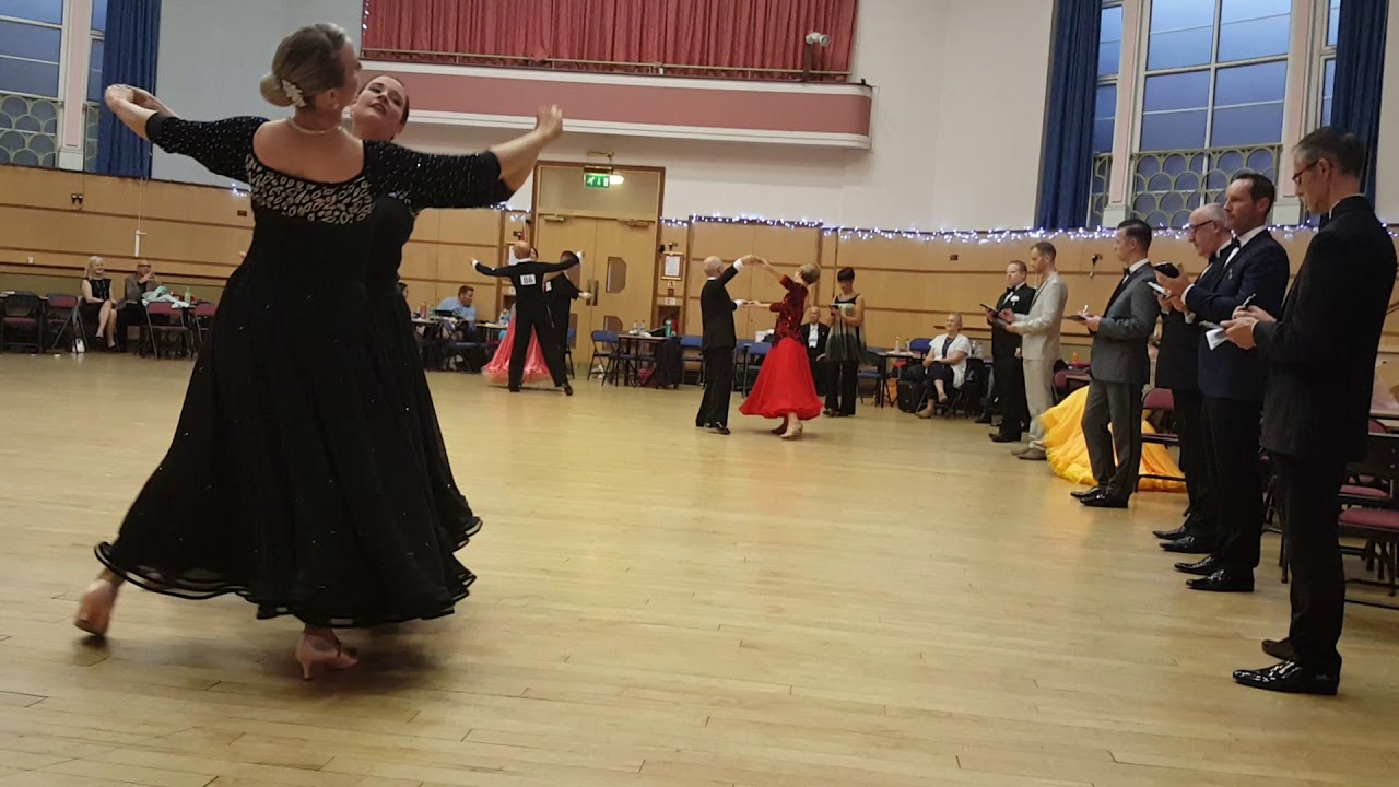 Social Dancers Saunter Reve