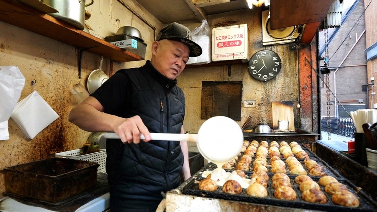 Inside Osaka's Smallest 46 sq ft Takoyaki Shop! A 1-Man Operation