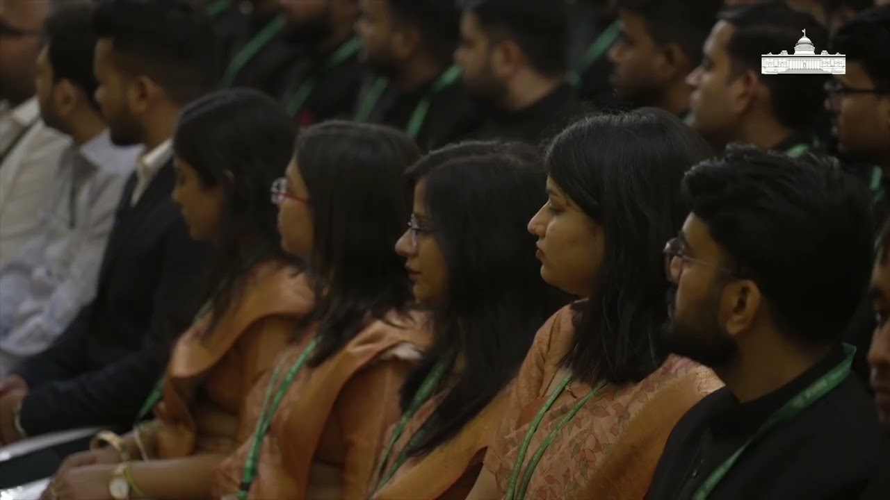 Сотрудники Центральной энергетической инженерной службы и Индийской экономической службы встретил...