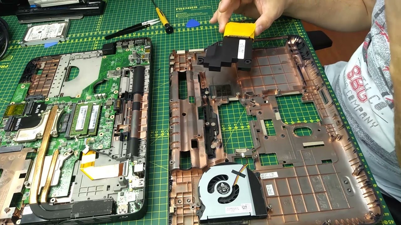 Abrindo o Dell Dell XPS 15 L502X P11F para trocar o subwoofer