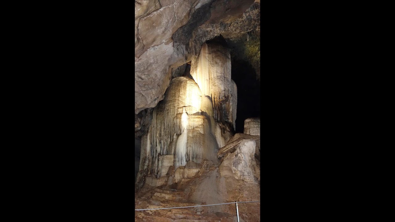 Wellington Caves NSW .     A tour through the Wellington Caves System