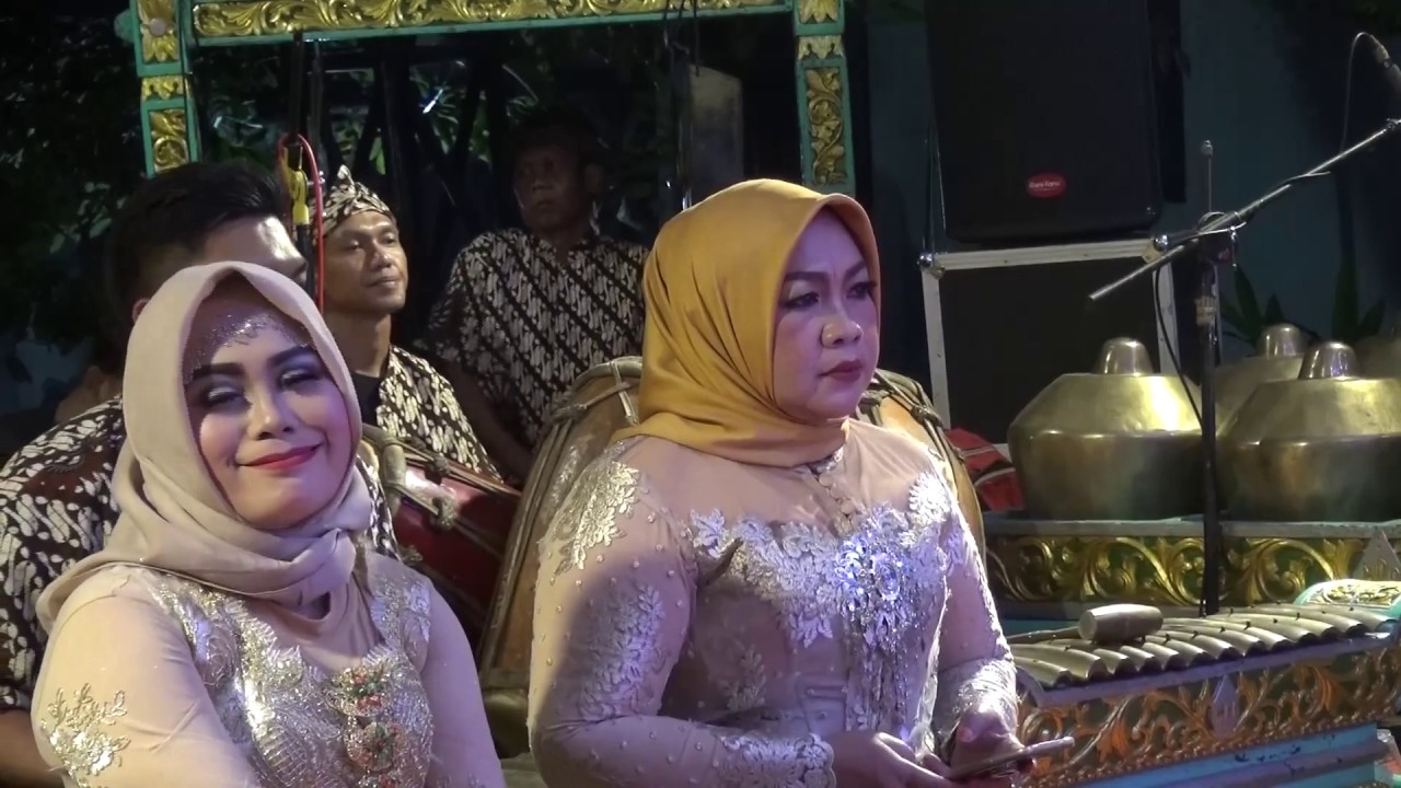 Sinden Wayang Jaman Now Pakai Hijab, Menambah Kecantikannya
