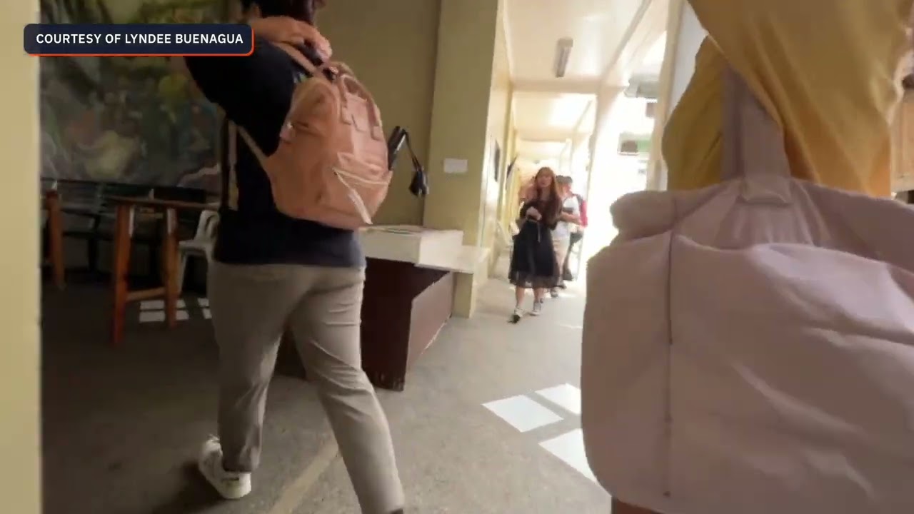 Жители Багио, штат Уттар-Прадеш, эвакуируются после землетрясения магнитудой 4,4, произошедшего в...