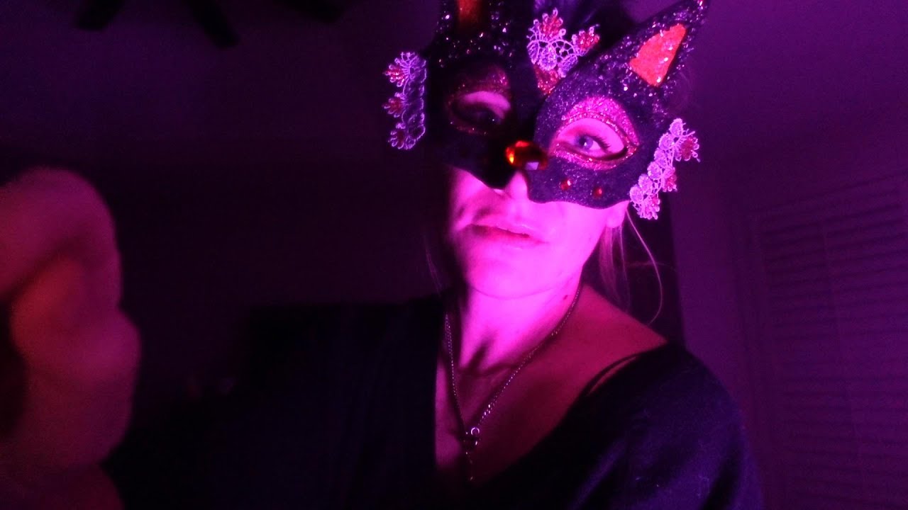 ASMR — Друг на вечеринке в честь Хэллоуина помогает тебе почесать голову (тихая речь)