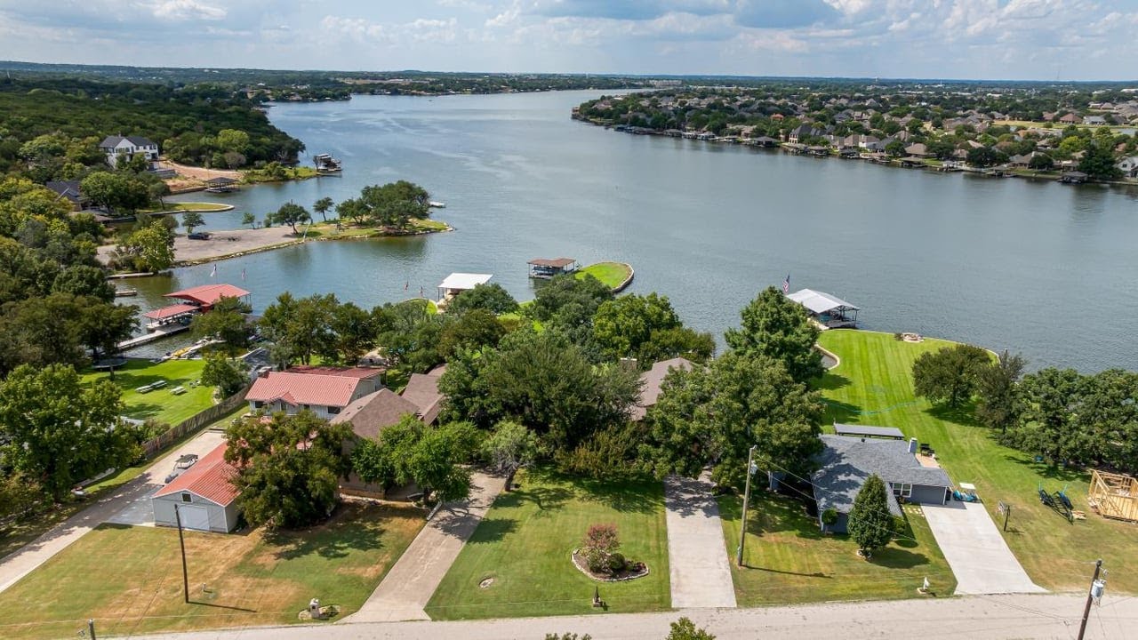 1308 Comanche Cove Ct, Granbury, TX