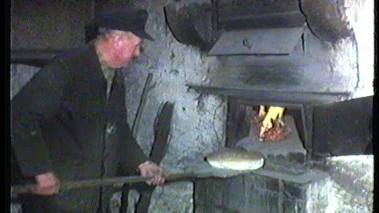Kirn-Sulzbach 1977: Im Backhaus wird Bauernbrot gebacken