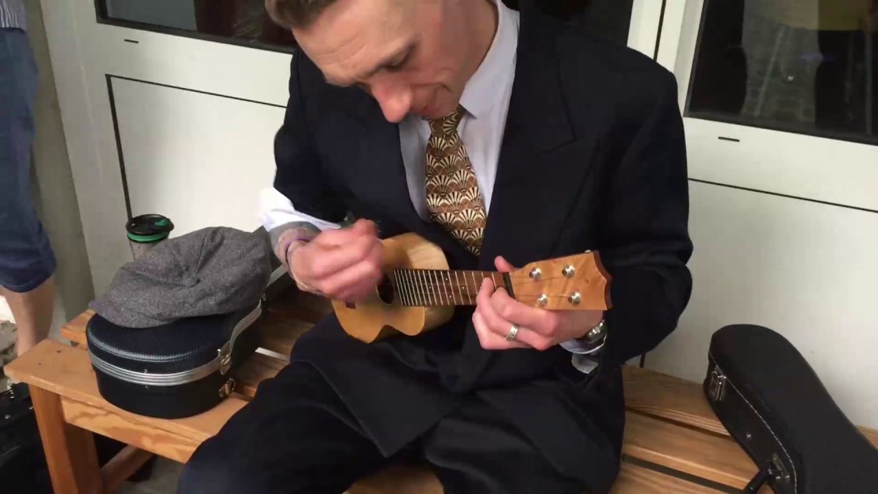 Ukulele Uff plays a Spruce Maple Uke