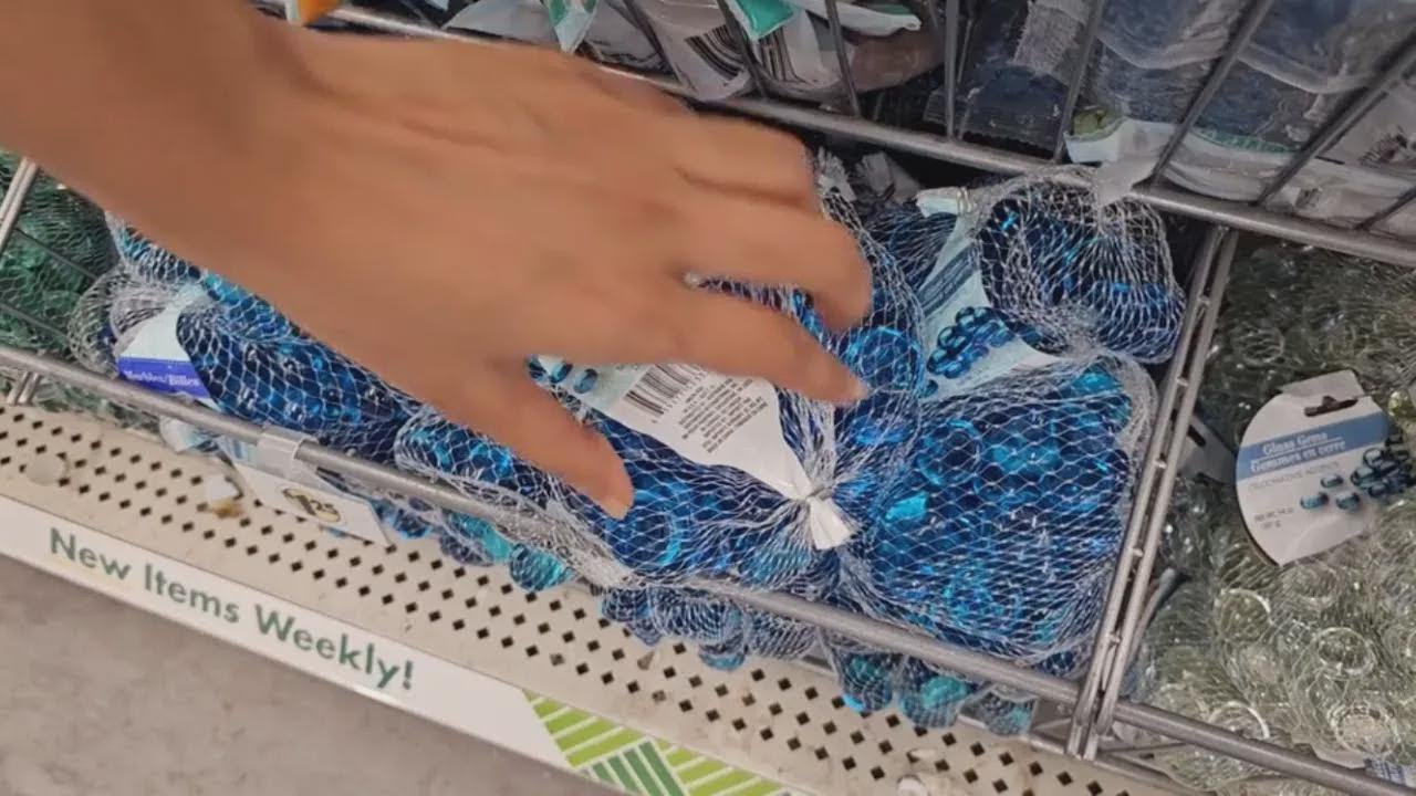 Streue günstige Glitzersteine auf den Tisch – geniale Deko-Idee für draußen!