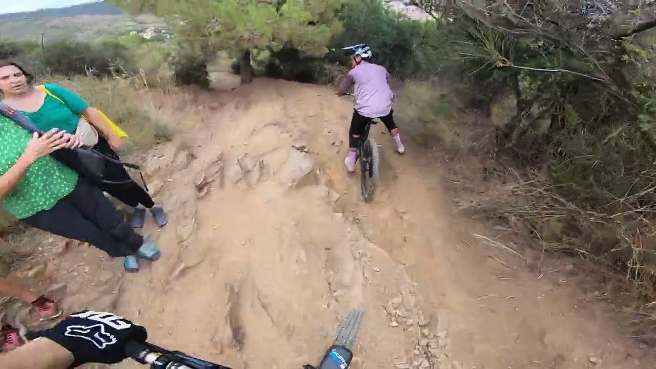 Gente en la pista/ Descenso con el parcero Roger