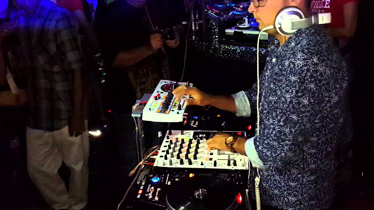 Dj Mario Andretti Mezclando Retro Clasicos Discoteca el Escondite Bucaramanga