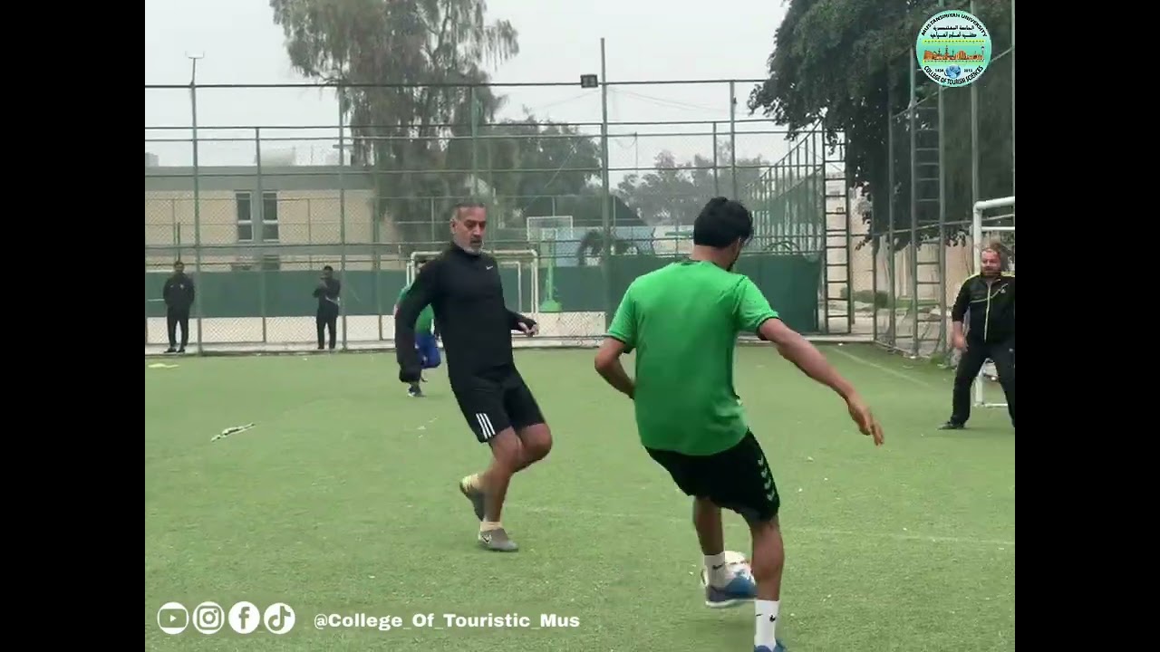 جانب من مباراة كرة القدم بين فريق الأساتذة وفريق موظفي كلية العلوم السياحية في الجامعة المستنصرية