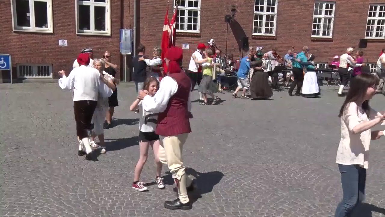 Folkedans d. 3/6-2016 på Kerteminde Torv: Fællesdans/Afslutning.