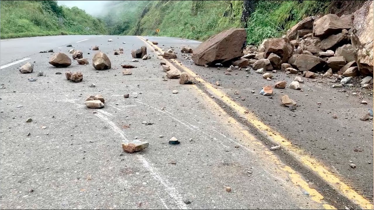 La vía Cuenca - Molleturo - Naranjal con constantes deslizamientos