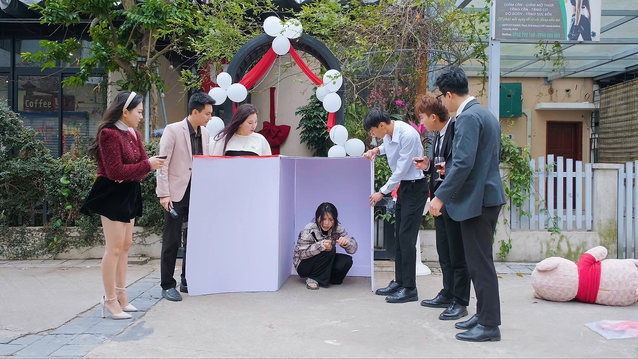 Cô Gái Nghèo Chui Vào Hộp Quà Cầu Hôn, Được Chủ Tịch Say Mê Rước Về Làm Vợ Và Cái Kết - Tập 1858