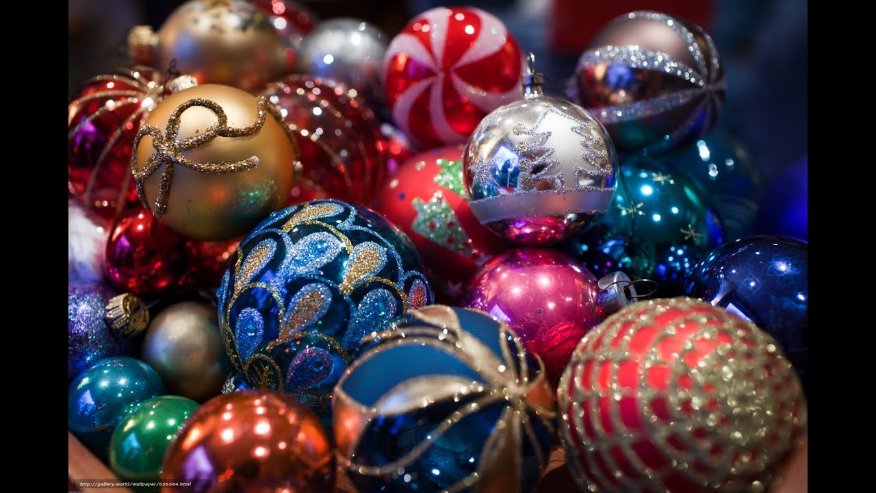 Новогодние игрушки, свечи и хлопушки