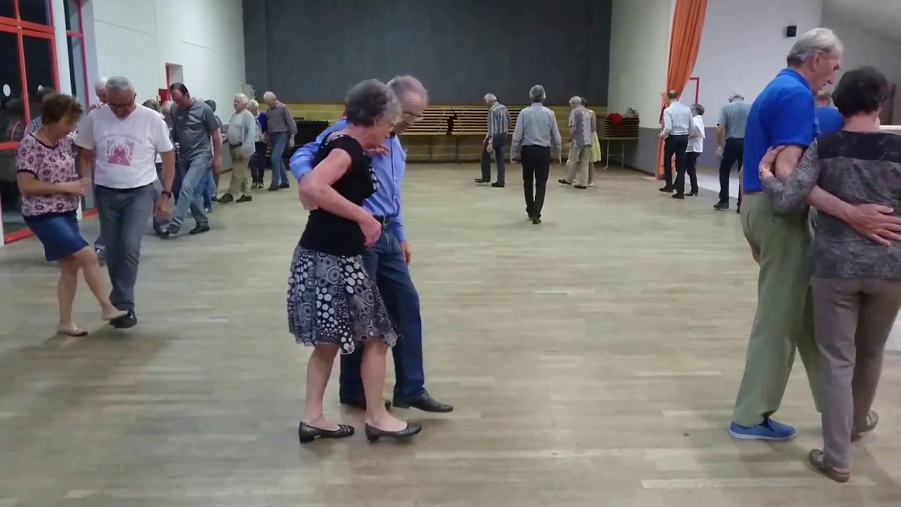 Scottish en ronde ' barn dance' dansée à Lombers 81