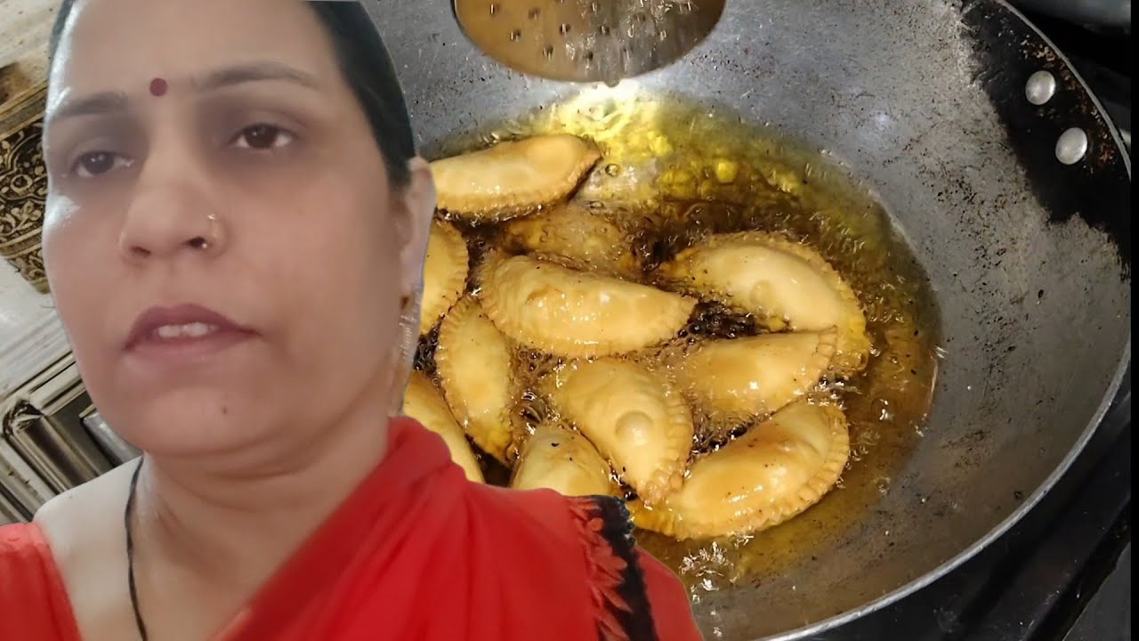 Gujhiya bnayi Holi ki tyari 😍