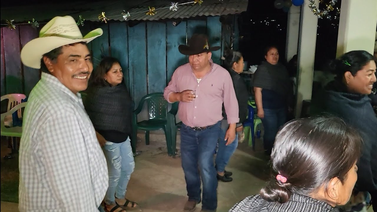 Poquitos pero Bien Alegres en Santiago Tiño San Juan Mixtepec Juxtlahuaca Oaxaca México.
