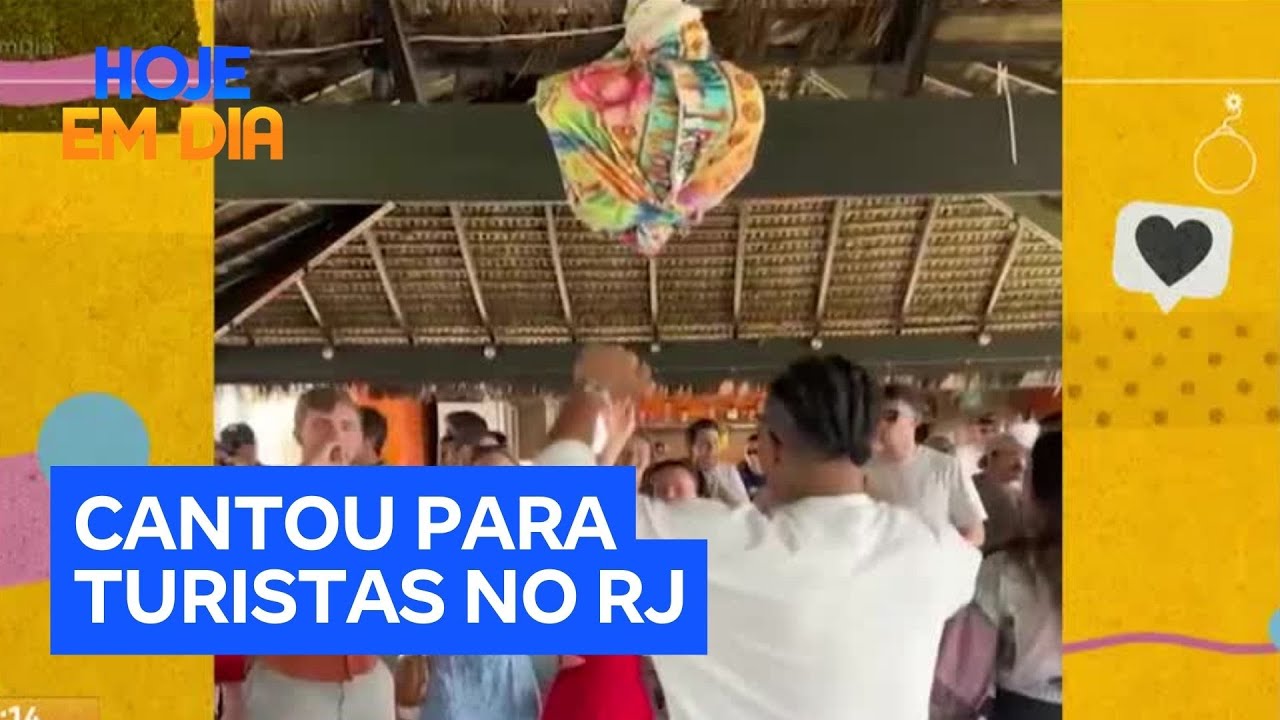 Bombou nas Redes: Professor de inglês viraliza ao cantar para turistas em Niterói (RJ)
