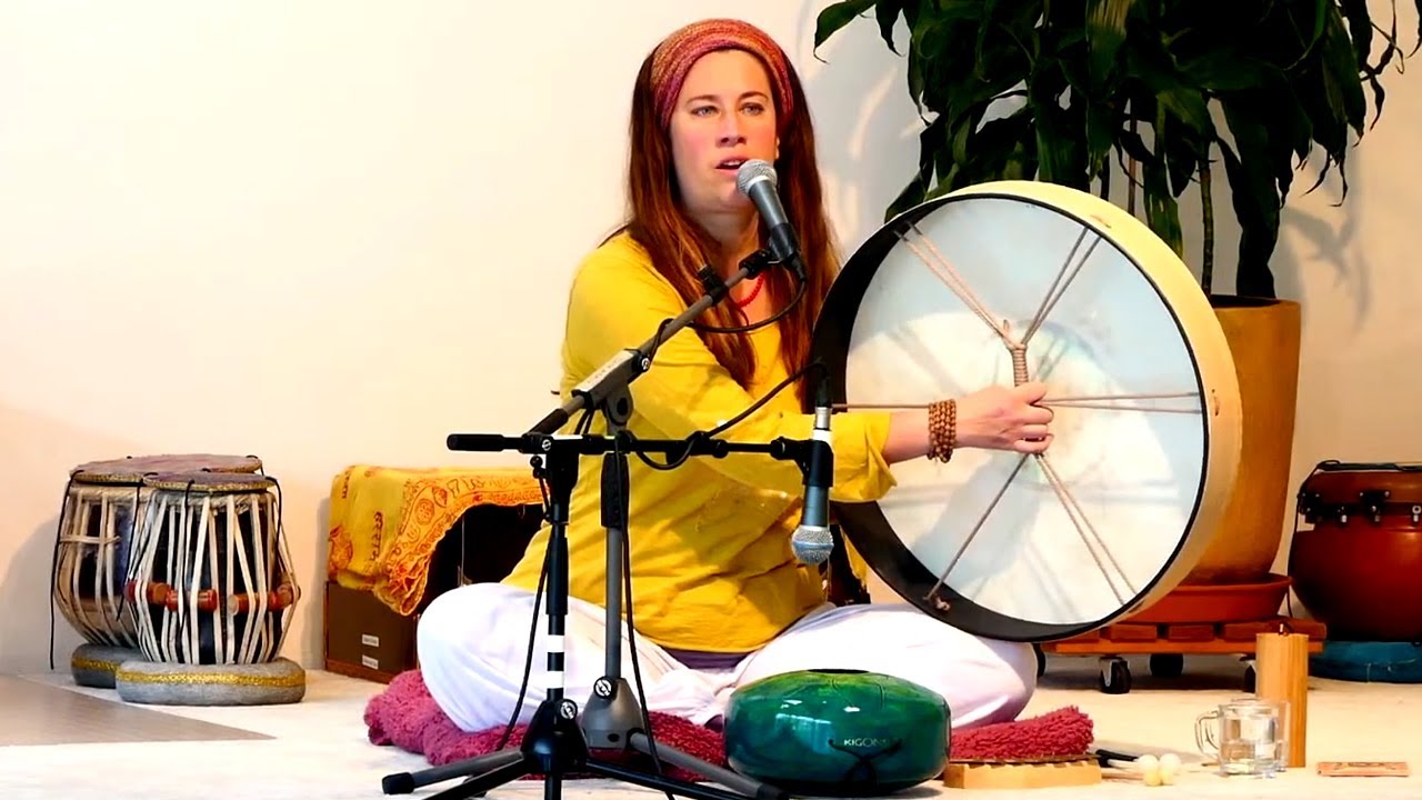 Schamanische Yogastunde mit Satyadevi - Yoga Vidya Ashram Live,  06.03.2022, 17:00 Uhr
