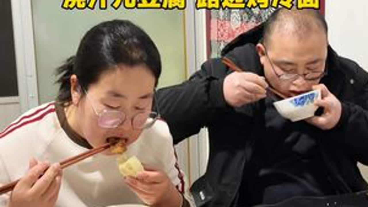 河北唐山农村媳妇的一天，今儿咱们吃呛面刀切馒头，酱炖小黄花，尖椒杏鲍菇炒肉，浇汁儿豆腐，路边摊烤冷面，家常饭菜吃着斗是香#抖音美食创作人 #家常饭菜 #呛面馒头 #美食 #星乡村星农人 @DOU...
