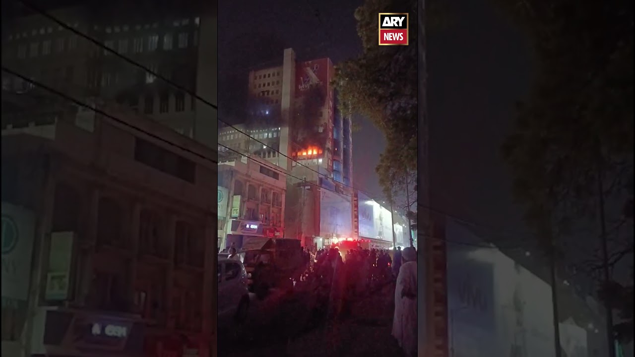 Fire breaks out in Karachi&rsquo;s mobile market #fireincident #karachi #shorts #youtubeshorts #arynews