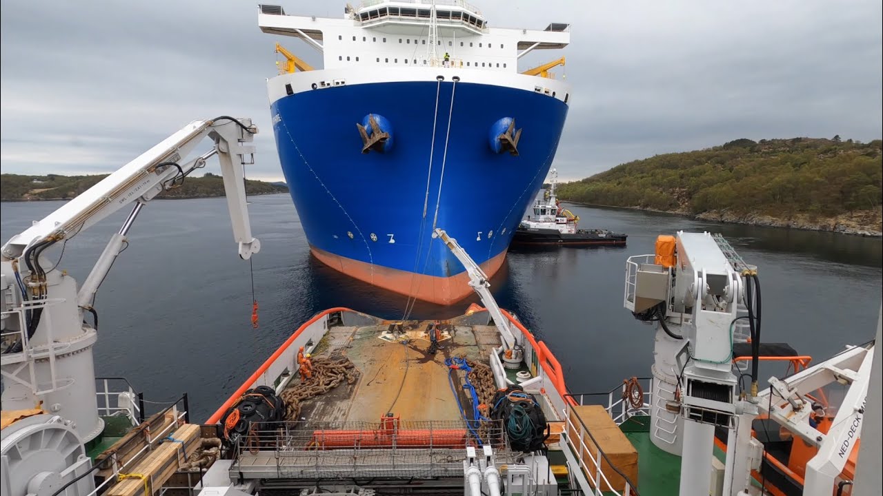 Anchor Handling Tug connects huge HLV to pre-laid anchor