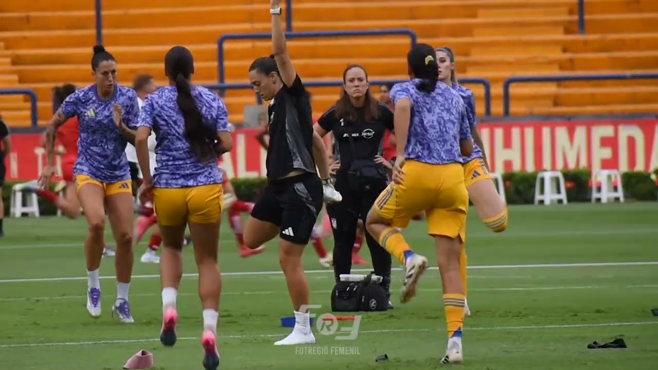 Sabrina Enciso, Greta Espinoza y Tatiana Flores en el calentamiento #tigresfemenil #ligamx