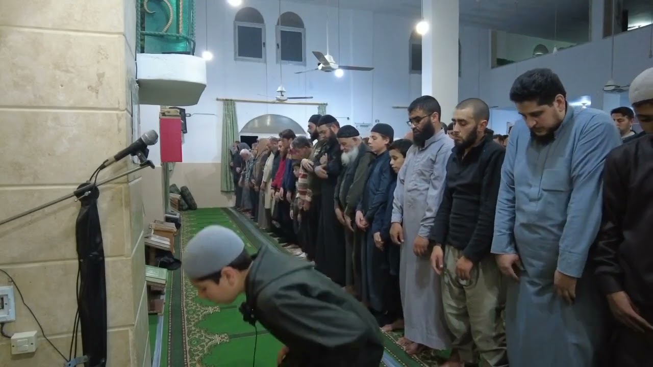 صلاة التراويح في جامع الشهداء بمدينة سلقين يحييها أحد الطلاب في ميتم غرس الله