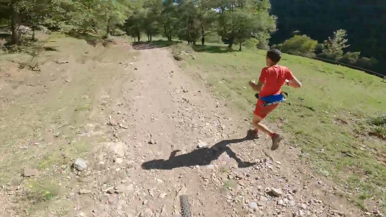 Ataque de Miguel Heras a  Dmitry Mityaev en la Salomon Ultra Pirineu 2022