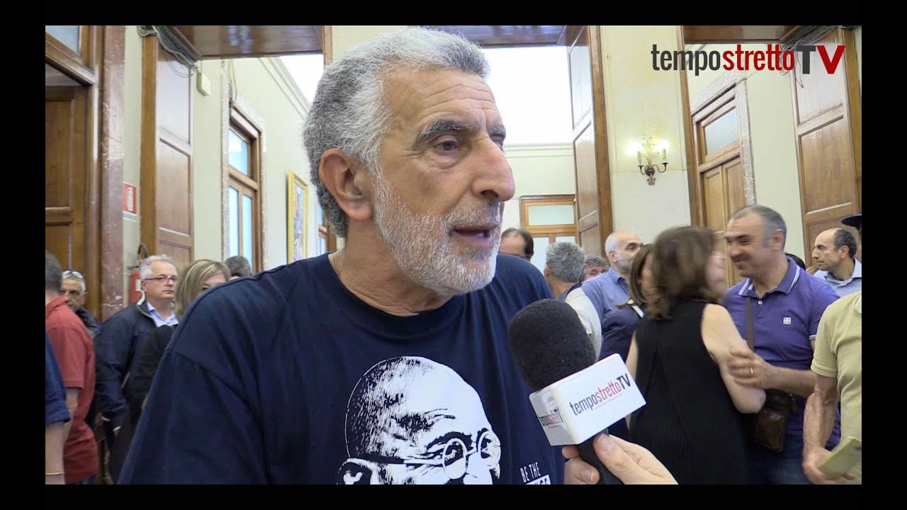 Scalzo come nel 2013, così Renato Accorinti lascia Palazzo Zanca e la fascia da sindaco
