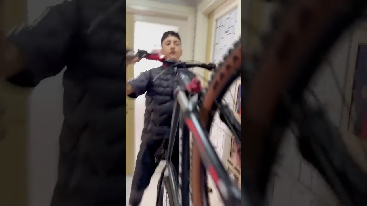 Poyraz Evde Tek Teker Sınırlarını Zorluyor 