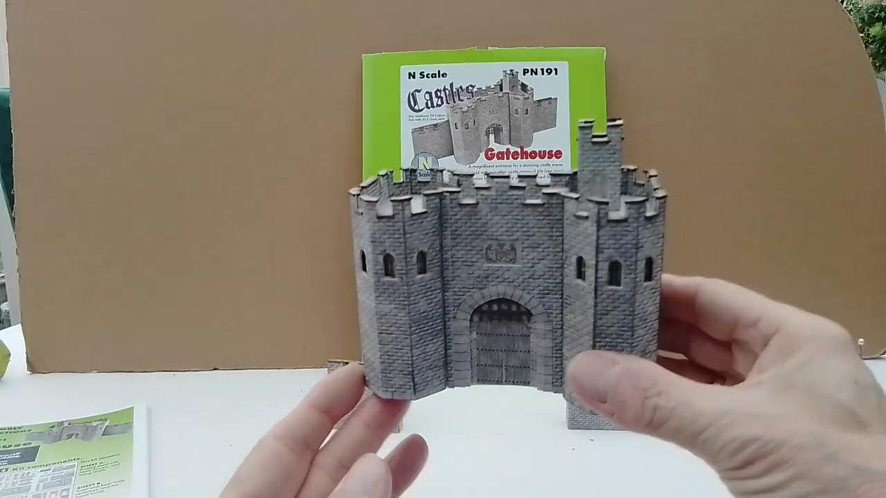 Metcalfe Castle Gatehouse review and building guide. Something a bit different on a  model railway