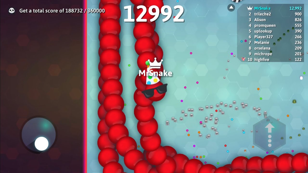 GameDuffers (MrSnake) tries to surround the whole lobby, fails badly, crashes into the wall