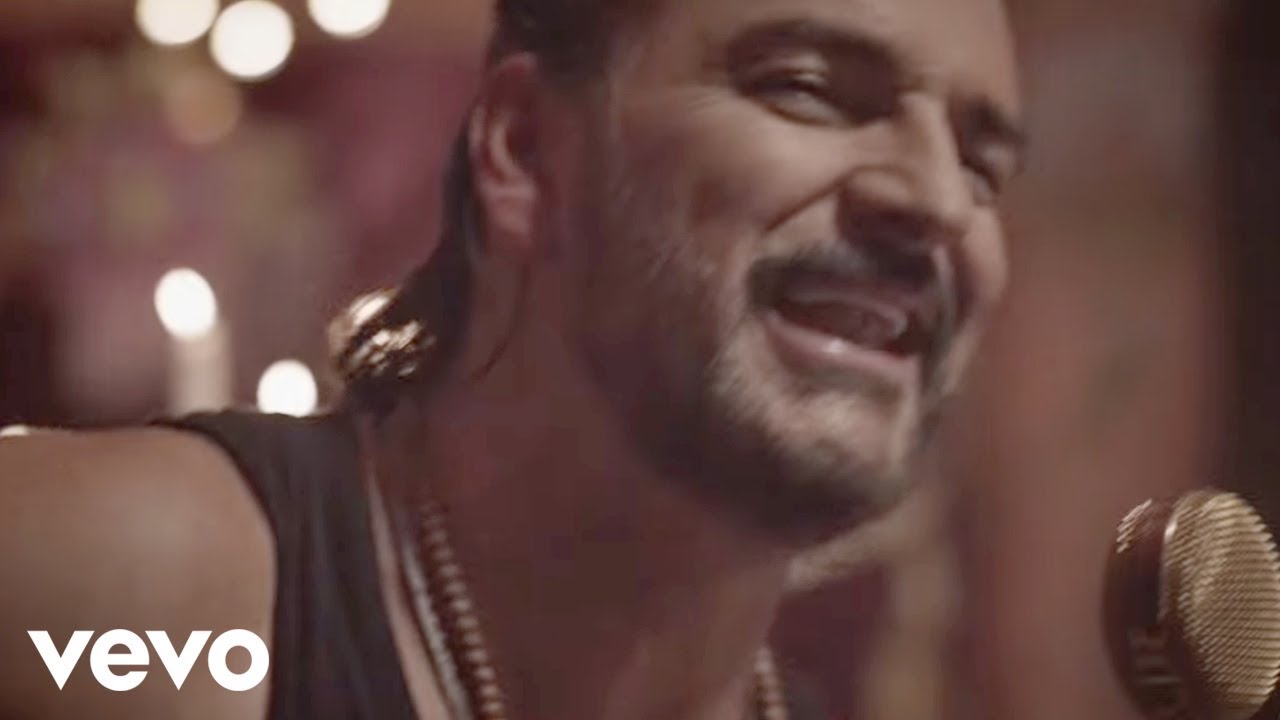 Ricardo Arjona - Ella (A Solas Con el Circo Soledad)