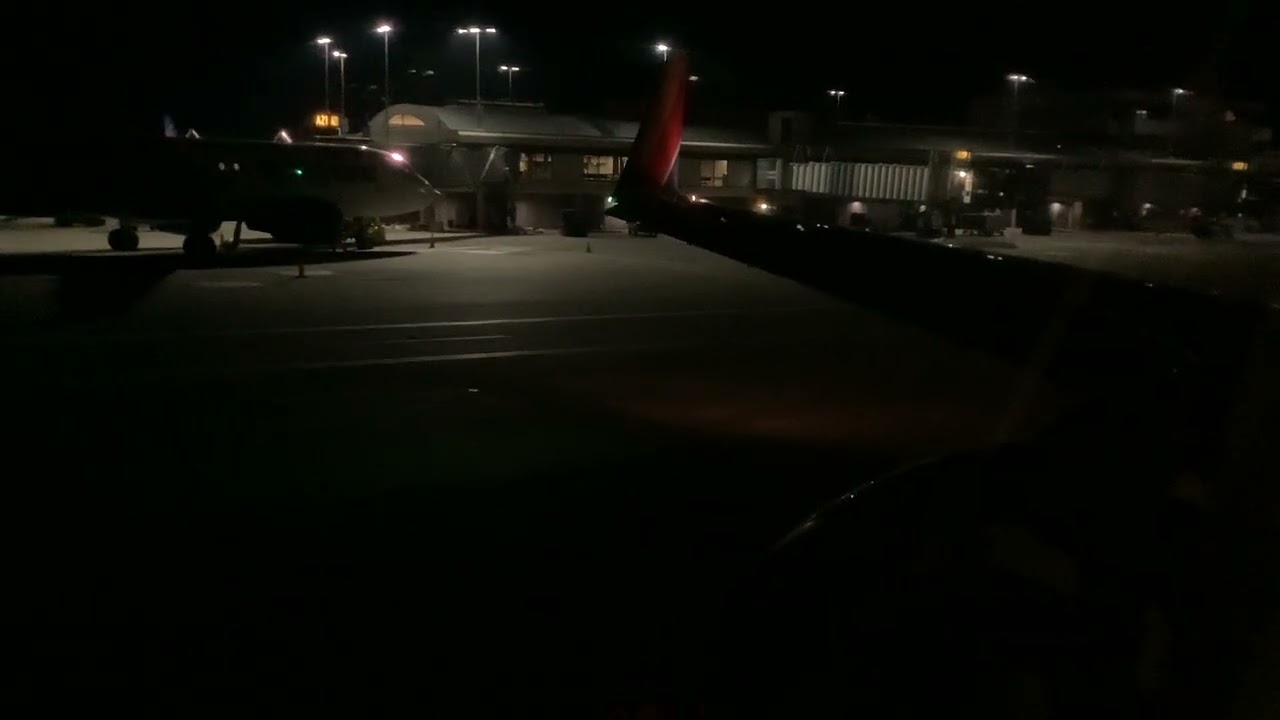 Southwest Airlines Boeing 737-700, Taxi and takeoff from Pittsburgh, PA.