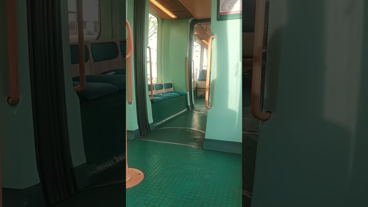 petit spot dans l'eurotram 1033 entre observatoire et place d'Islande ligne F