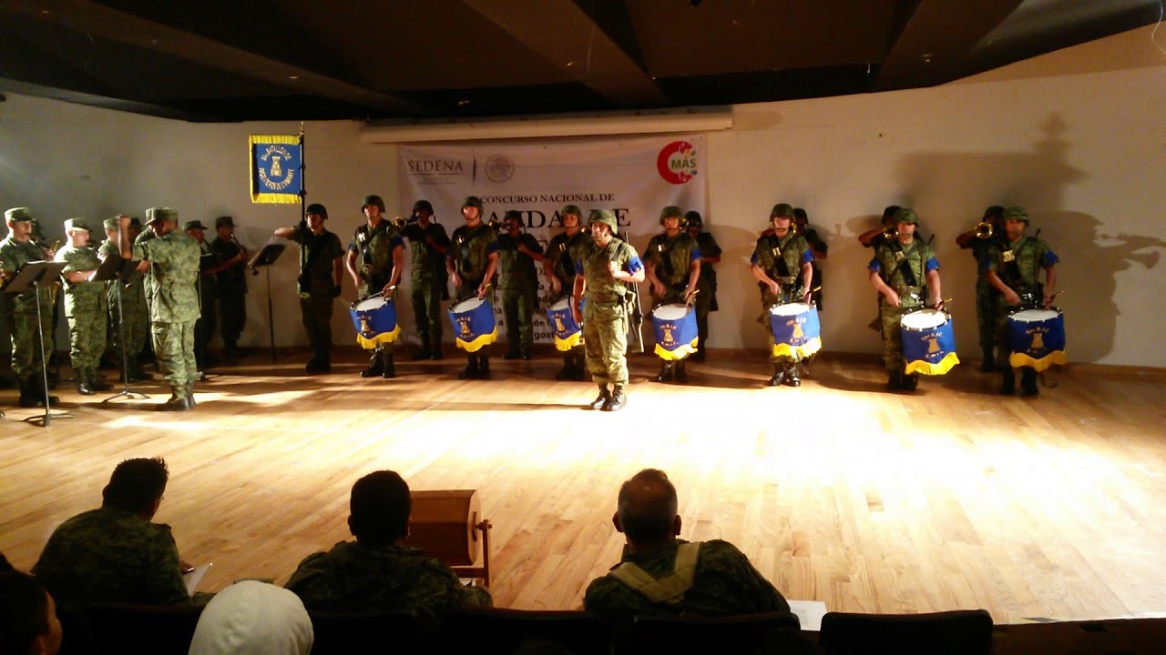 Banda de guerra del 1/er BIC Y EMIC ensamble con banda de música