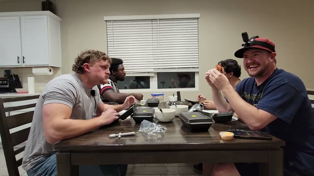 Food Vlog | BODYBUILDER Trys Daves Hot Chicken REAPER Sandwich