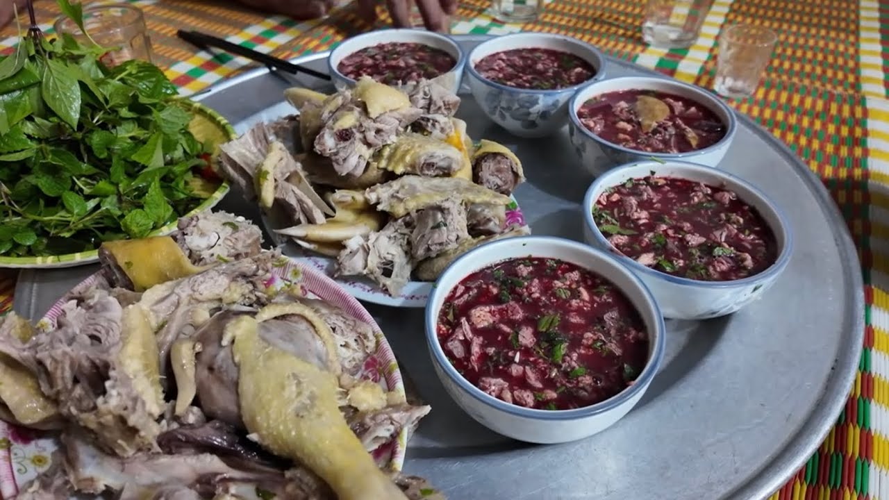 Bố và các chú làm tiết canh ngan tại nhà, ăn sạch trong chớp mắt
