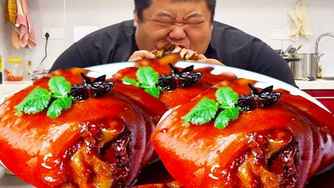 Monkey King's four large pork knuckles, first fried and then stewed, are incredibly delicious.