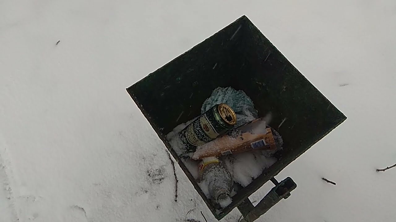 Собирая алюминиевые банки,заглянул в мусорки.