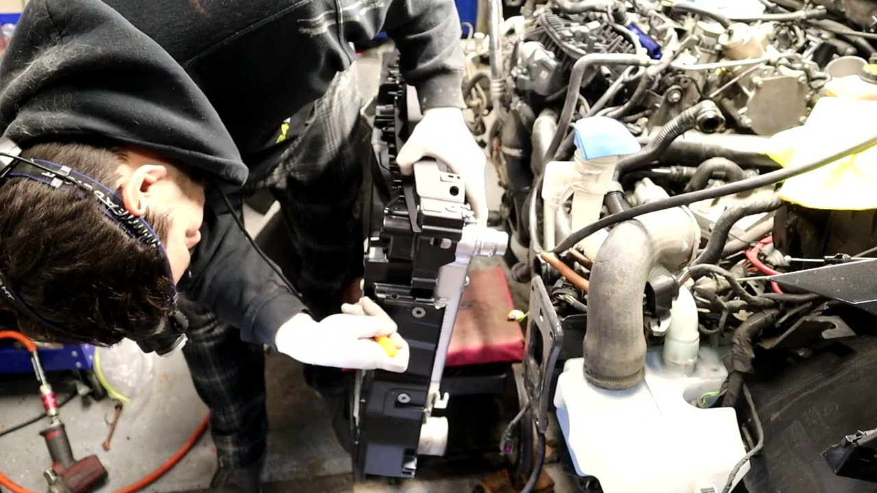 Установка радиатора Mishimoto MK7 GTI.