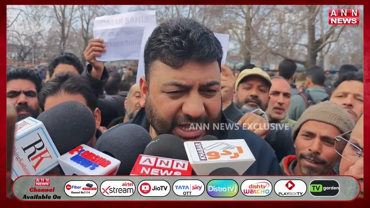 Daily Wagers Protest at Sher-e-Kashmir Park, Demand Time-Bound Regularisation