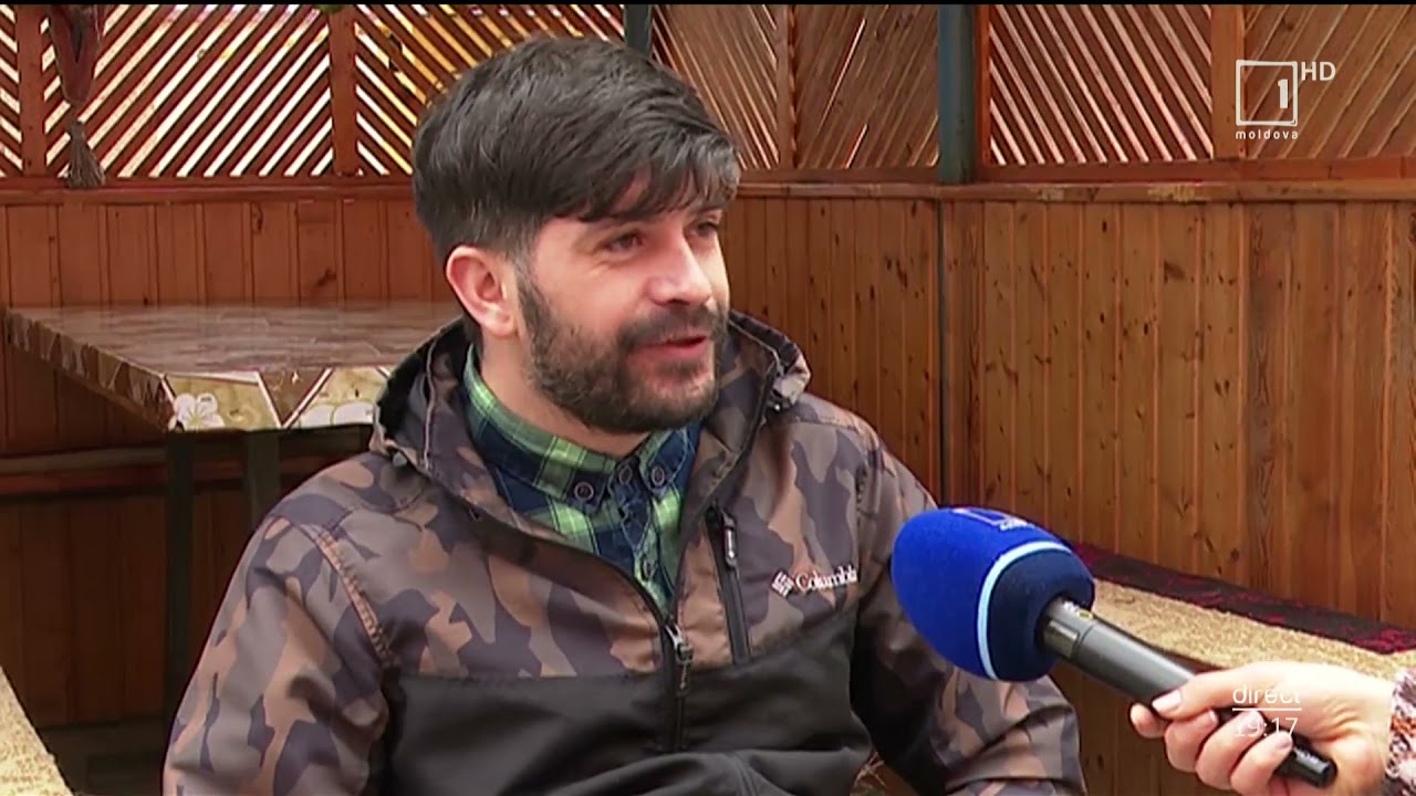 Mesager: Povestea unui tânăr în scaun cu rotile care vinde mături în satul său de baştină