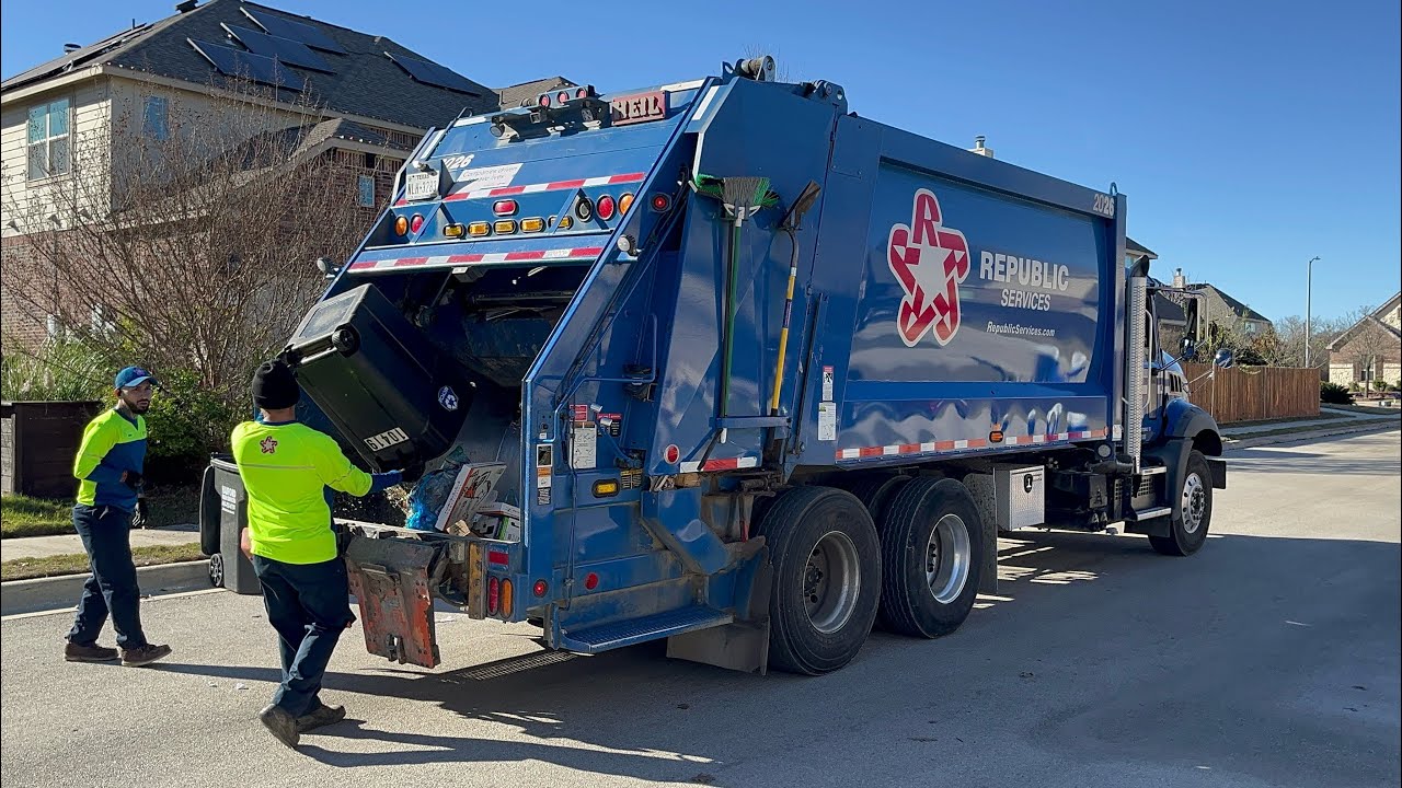 Republic Services: Fast Crew on a Mack Granite Heil 5000 Garbage Truck