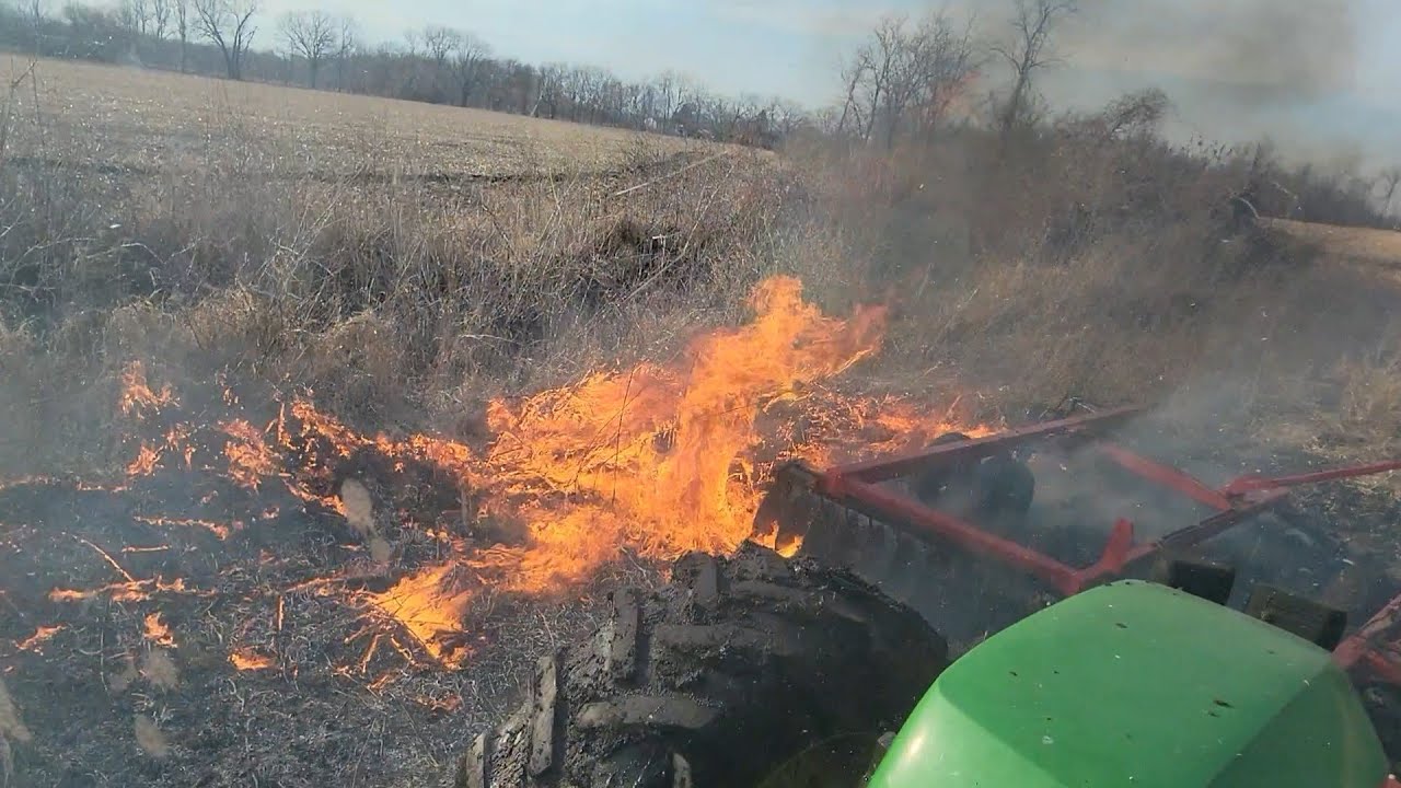 Видео о том, как John Deere борется с пожарами на полях, помогая пожарным!