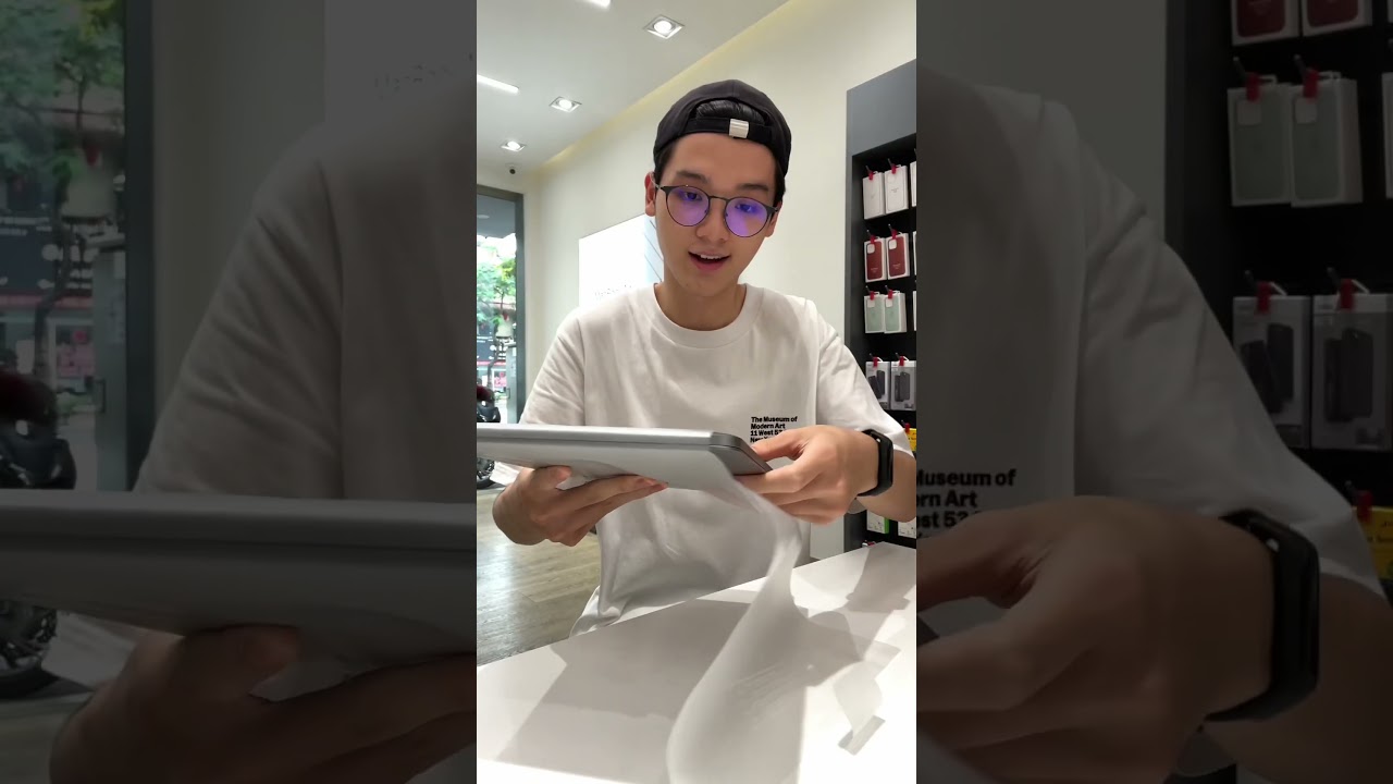 MacBook mừng 200K người theo d&otilde;i