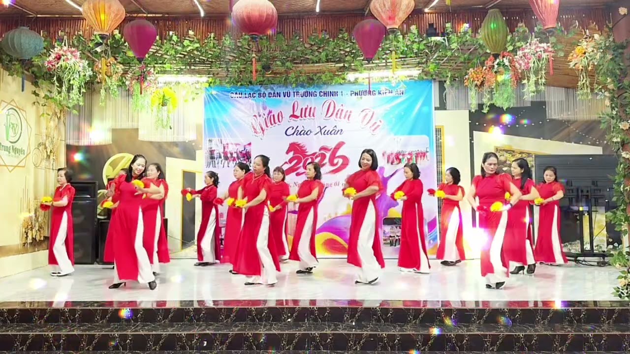 Tiết mục múa giao thừa chào xuân của CLB Hoa Phượng Tím HP vô cùng đặc sắc và ý nghĩa.