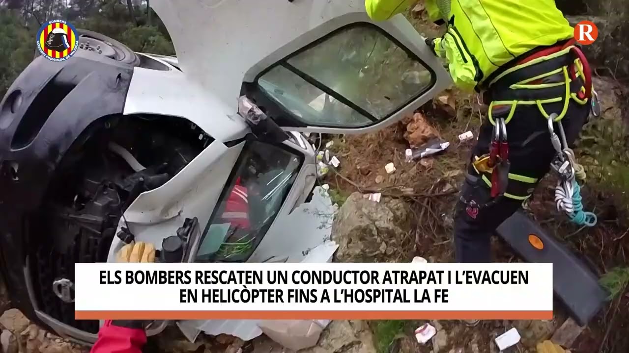 Els bombers rescaten un conductor atrapat i l’evacuen en helicòpter fins a l’Hospital La Fe